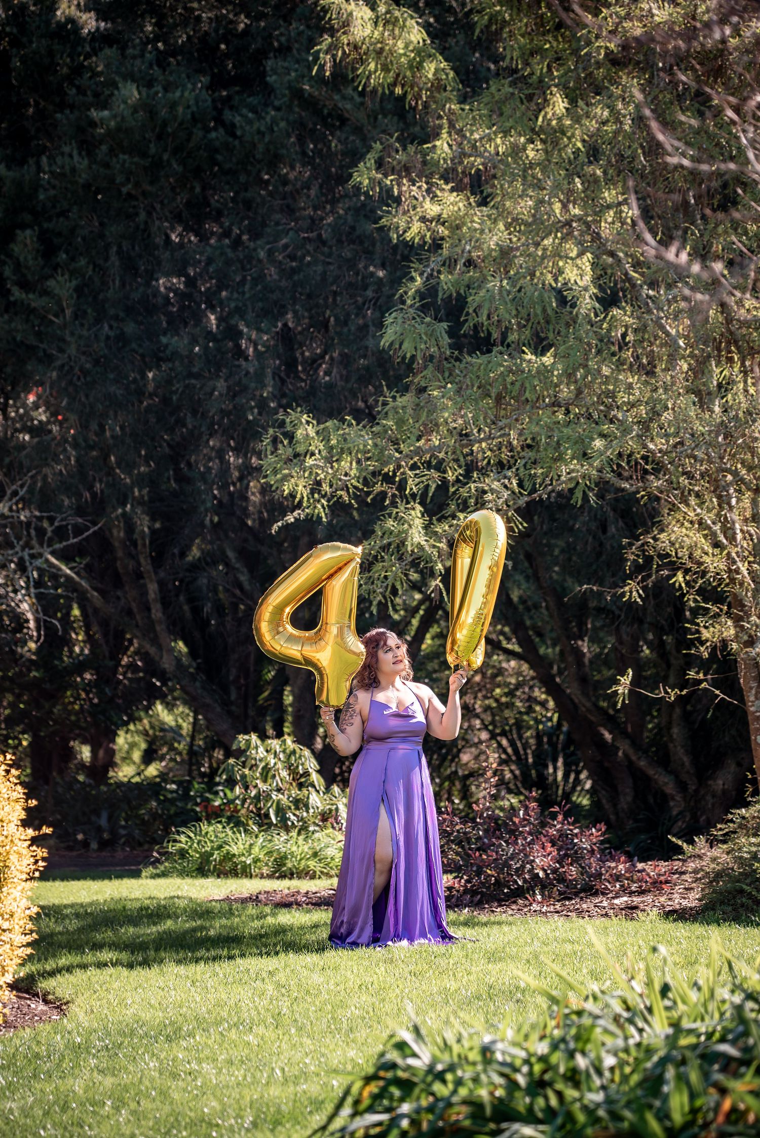 40th birthday photoshoot, large gold balloons, outdoor photo, botanic gardens