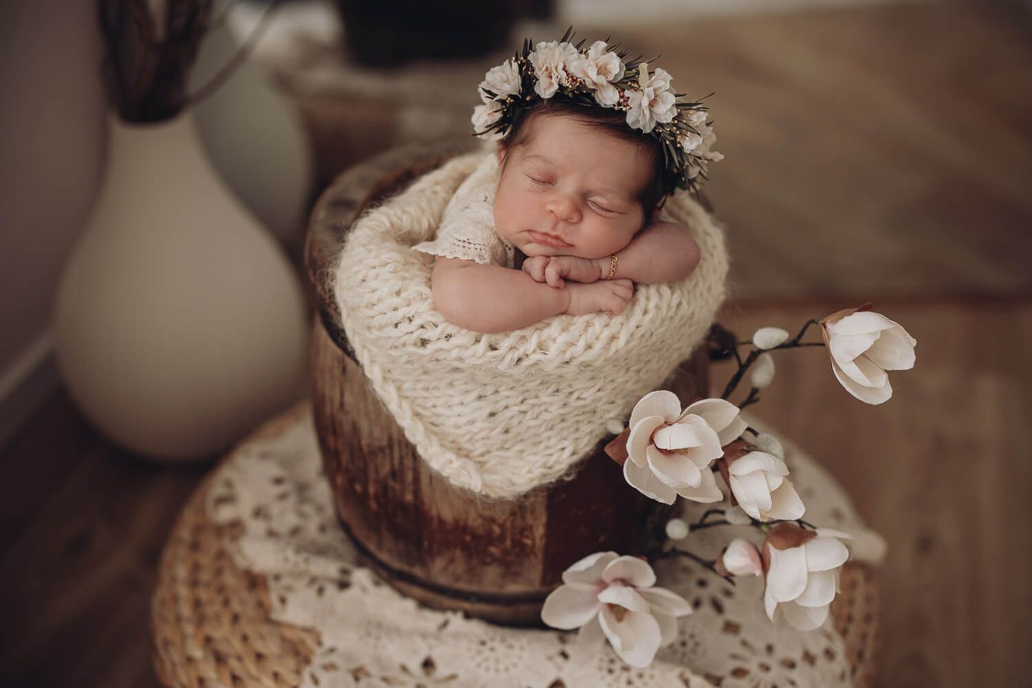 Neugeborenes im Körbchen mit Blumen dekoriert bei einem natürlichen Babyshooting in der Wedemark