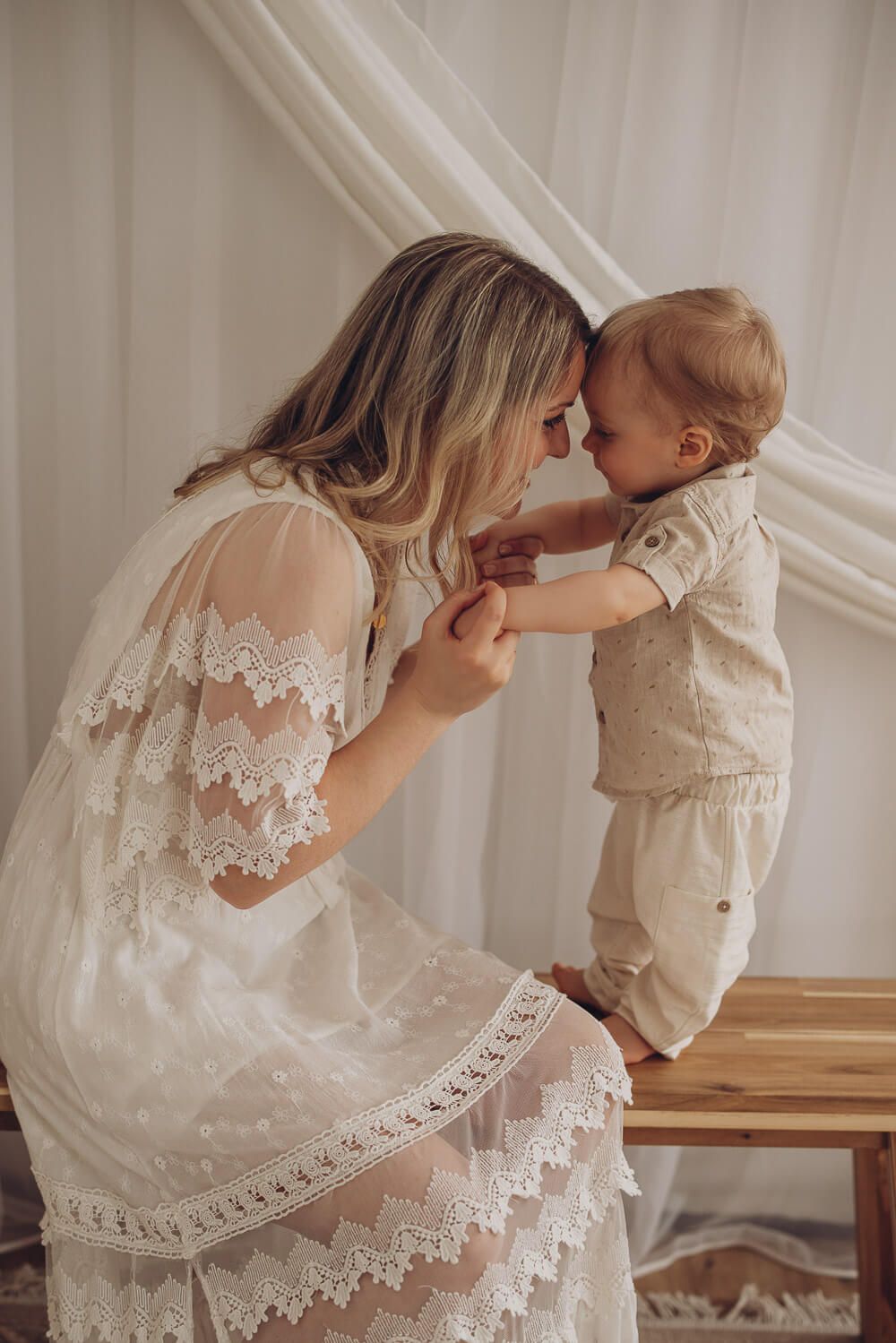 Emotionales Mama Baby Shooting in Garbsen – Mutter und Kleinkind berühren sich liebevoll Stirn an Stirn