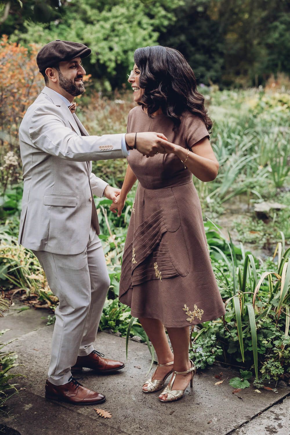 Tanzendes Paar voller Leichtigkeit und Freude während eines kreativen Paarshootings, fotografiert von einer Hochzeitsfotografin in Hannover