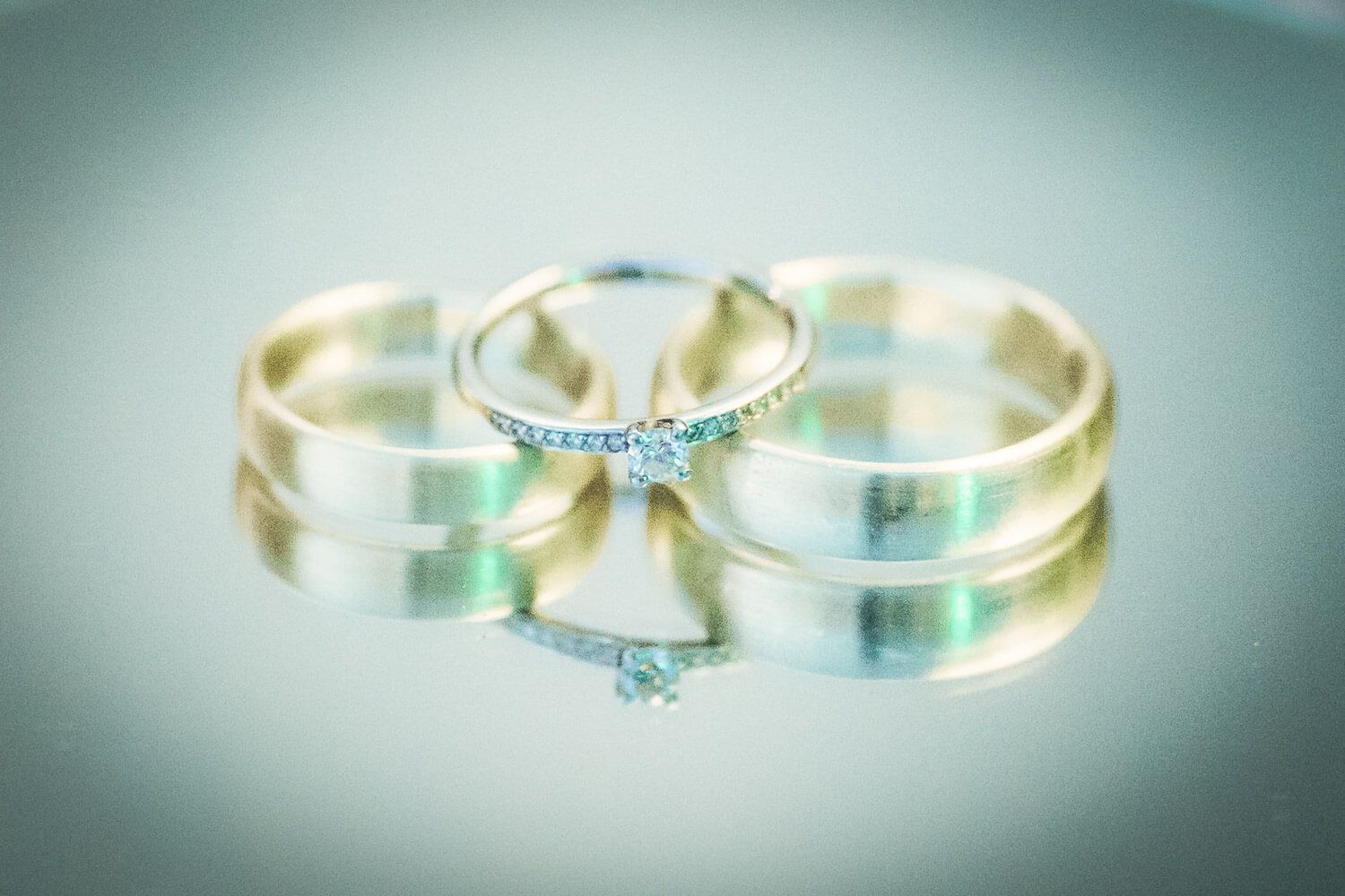 Detailaufnahme von zwei Eheringen und einem Verlobungsring als elegantes Hochzeitsmotiv - Hochzeitsfotograf aus Barsinghausen