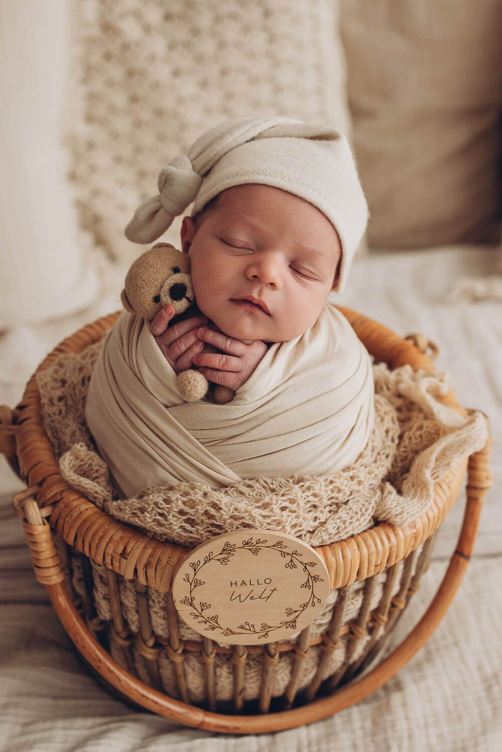 Neugeborenes im Körbchen bei einem emotionalen Baby Fotoshooting im Fotostudio in Hannover