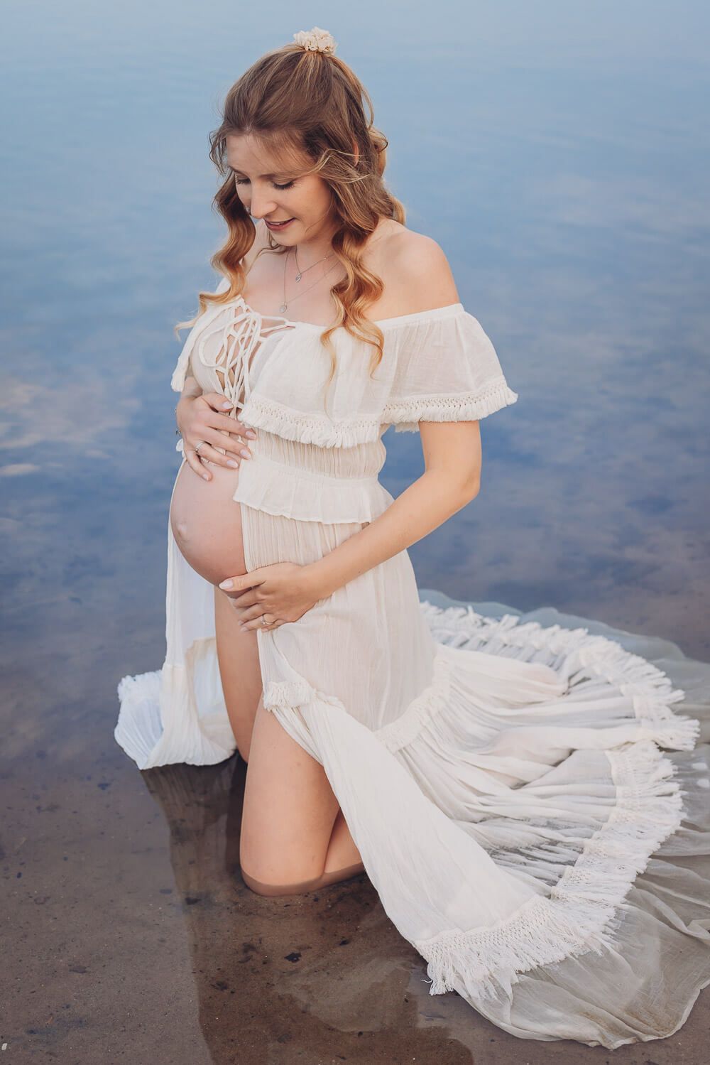 Babybauch Fotoshooting in Hannover – Kleid der werdenden Mutter fließt im Wasser