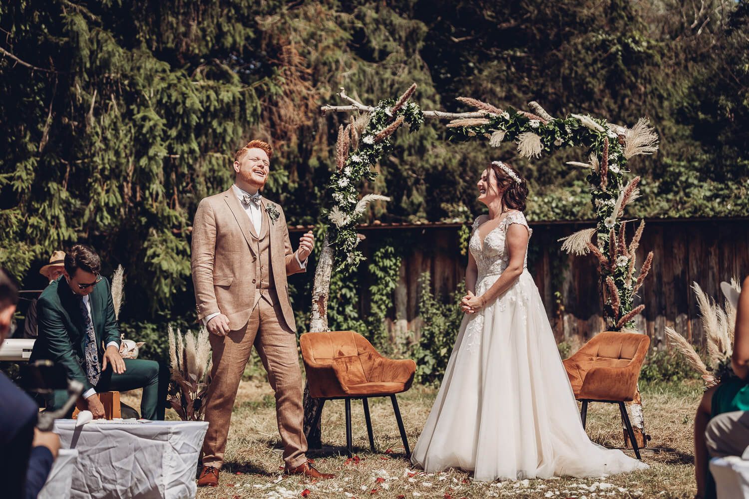 Bräutigam spricht während der freien Trauung in Hildesheim, während die Braut ihm aufmerksam zuhört - Hochzeitsfotograf Hannover