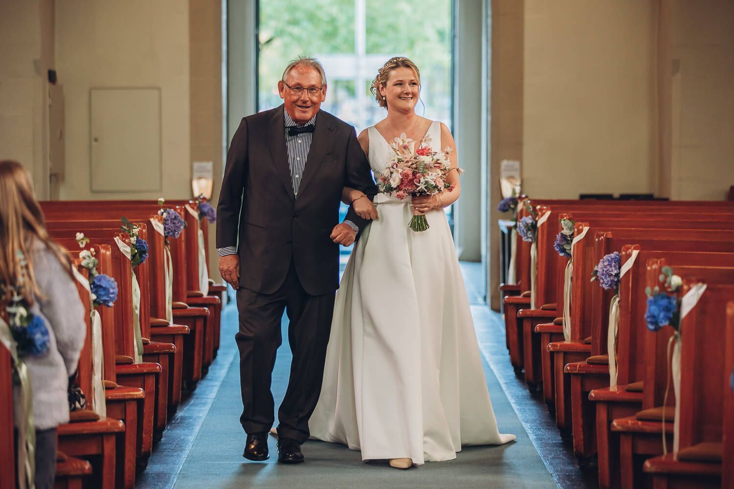 Braut zieht mit Vater in die Kirche ein während einer Hochzeitsreportage in Hildesheim