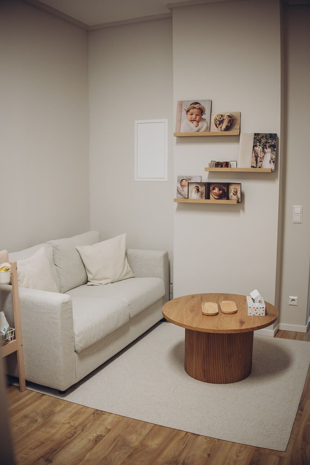 Gemütlicher Wartebereich im Fotostudio Hannover mit Sofa. Einladendes Atelier für Fotografie, Familienfotos,Neugeborenenfotos, Babybauchfoto