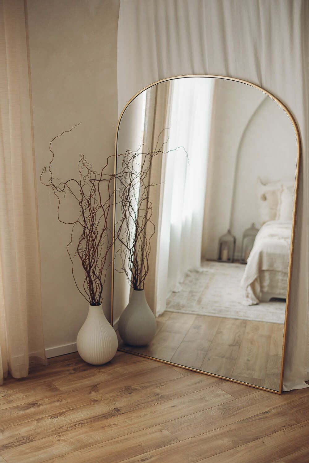 Spiegel mit Vase im hellen Fotostudio Hannover, stilvolles Atelier für natürliche Fotografie, Neugeborenenfotos, Newbornfotos, Babybauchfoto