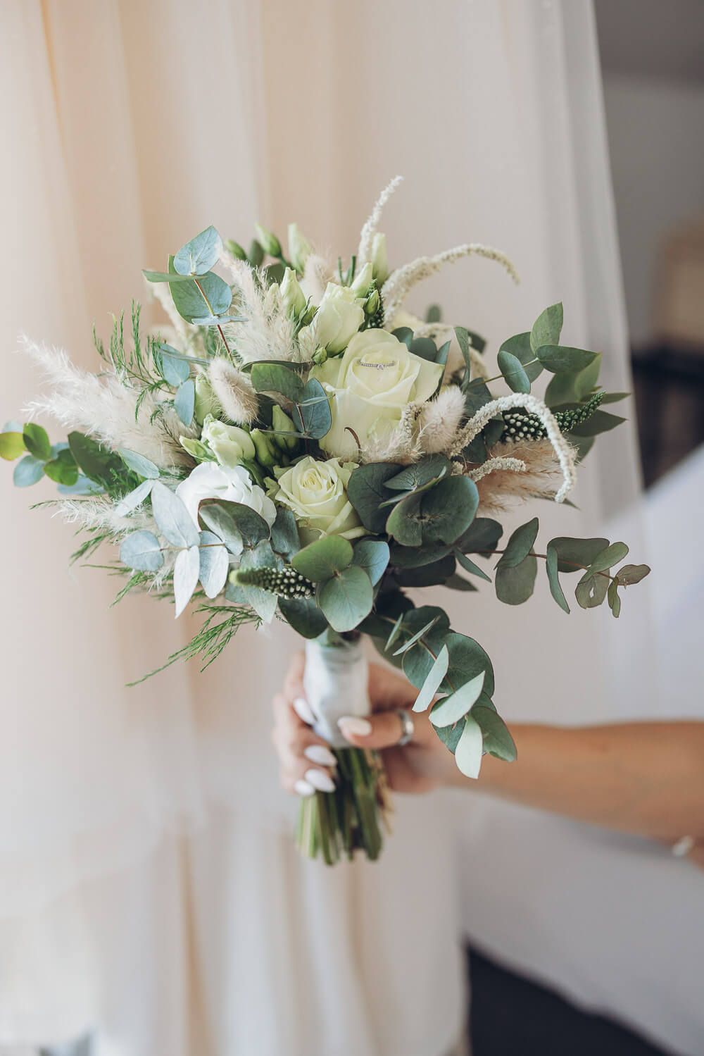Natürlicher Brautstrauß mit Eukalyptus, weißen Rosen und zarten Trockenblumen als stilvolles Detail einer freien Trauung in Hannover