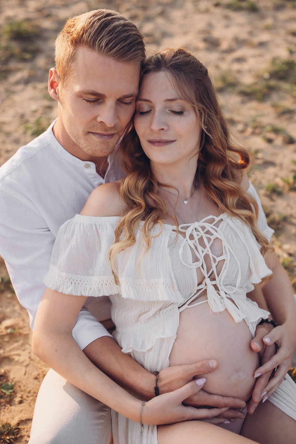 Emotionales Babybauch Fotoshooting in Langenhagen – Paar umarmt sich und hält gemeinsam den Babybauch