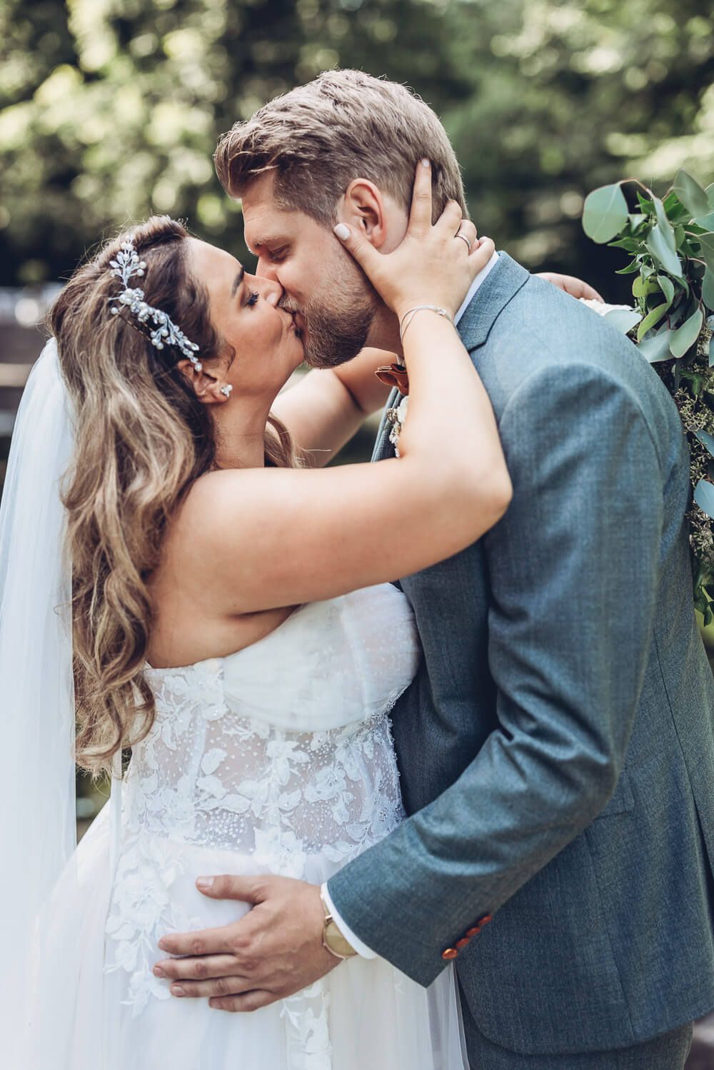 Emotionaler Kuss des Brautpaares während des Hochzeitsshootings im Grünen, festgehalten von einer Hochzeitsfotografin in Wolfsburg