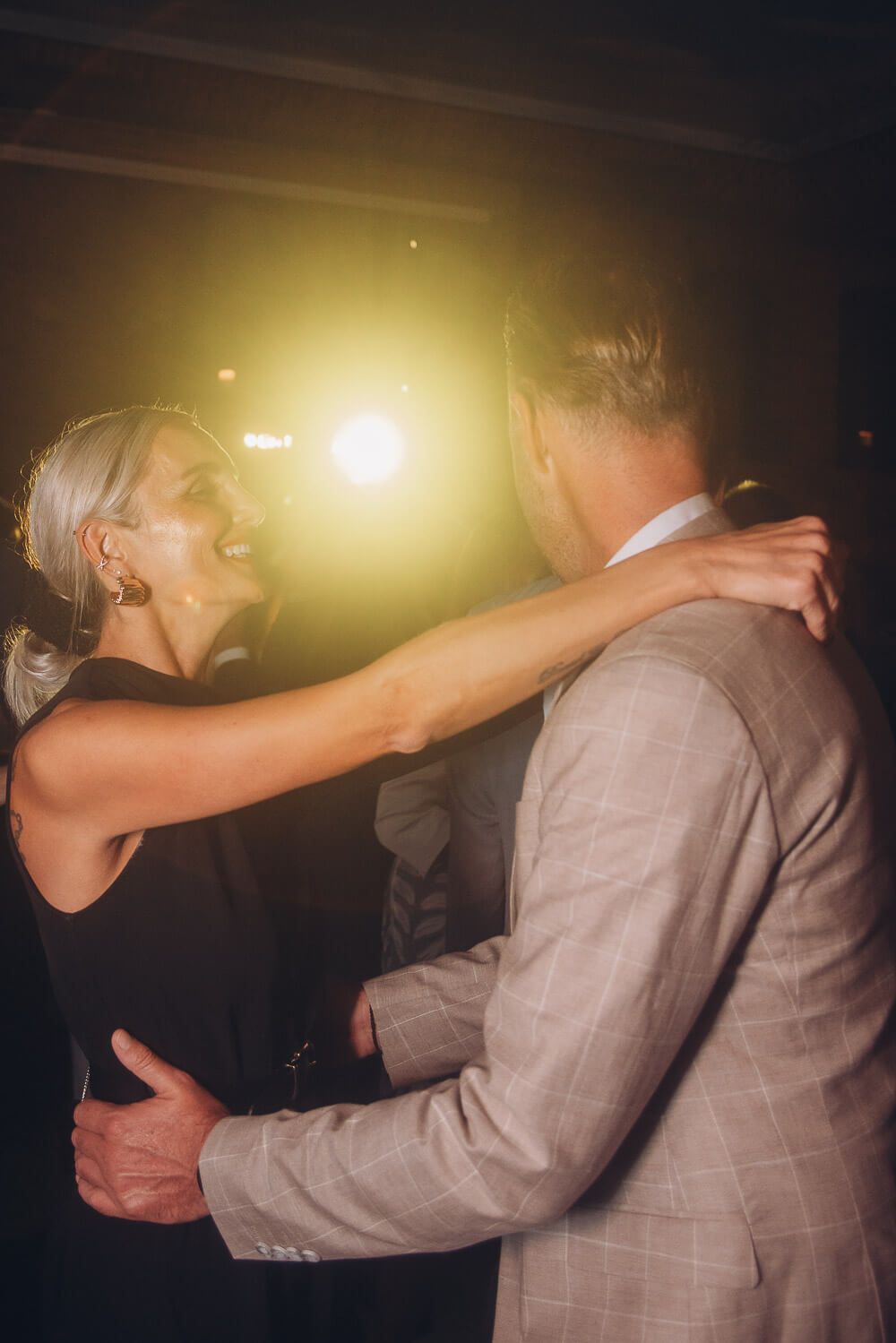 Gäste tanzen ausgelassen bei der Hochzeitsparty, lebendig fotografiert als Teil einer authentischen Hochzeitsreportage in Hannover