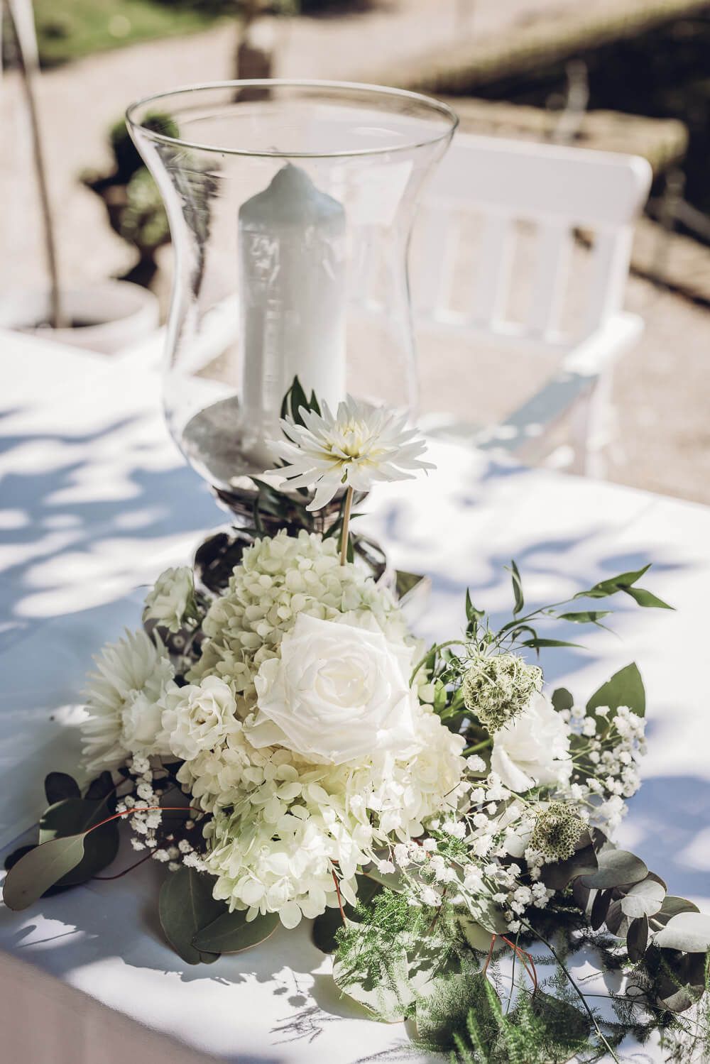 Elegante Tischdekoration für eine freie Trauung mit weißen Blumen und Kerze in der Region Hannover - Hochzeitsfotograf Hildesheim