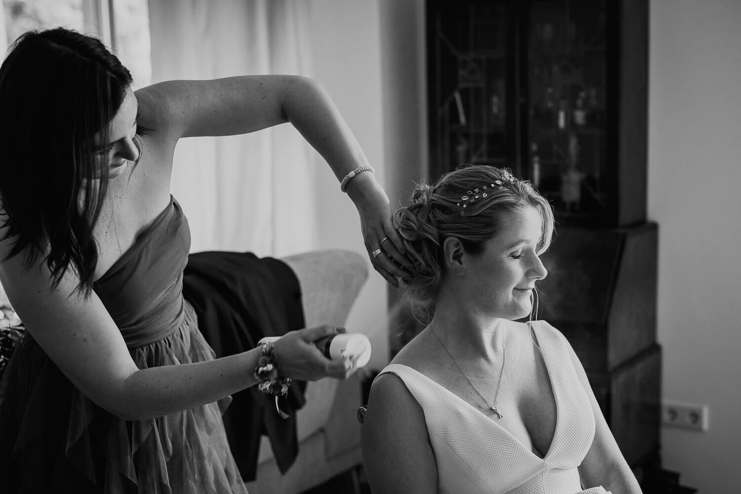Emotionale Reportageaufnahme vom Styling der Braut beim Getting Ready in Peine durch einen Hochzeitsfotografen