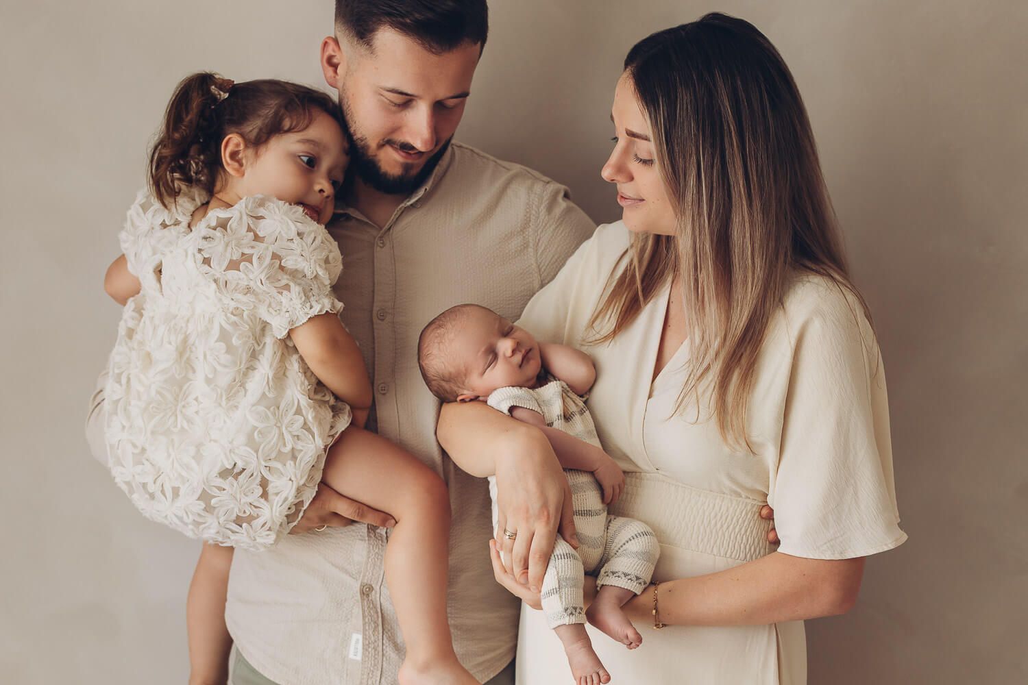 Familie mit Kleinkind und Baby in einer natürlichen, entspannten Fotoshooting in Peine
