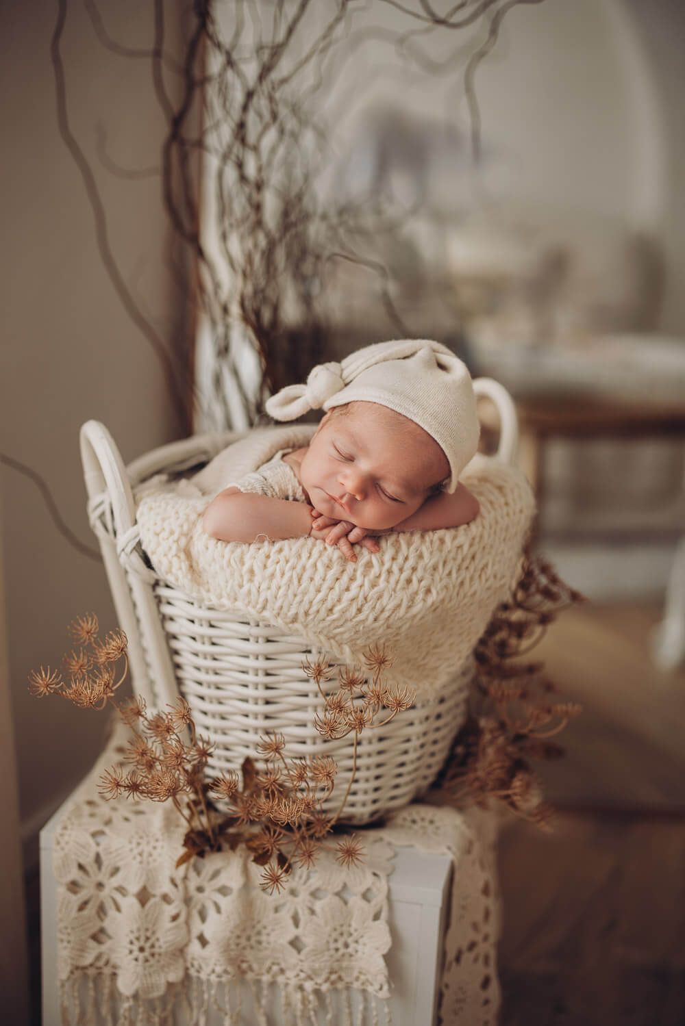 Schlafendes Baby liegt in einem Korb bei einem natürlichen Newborn Fotoshooting im Fotostudio in Hannover