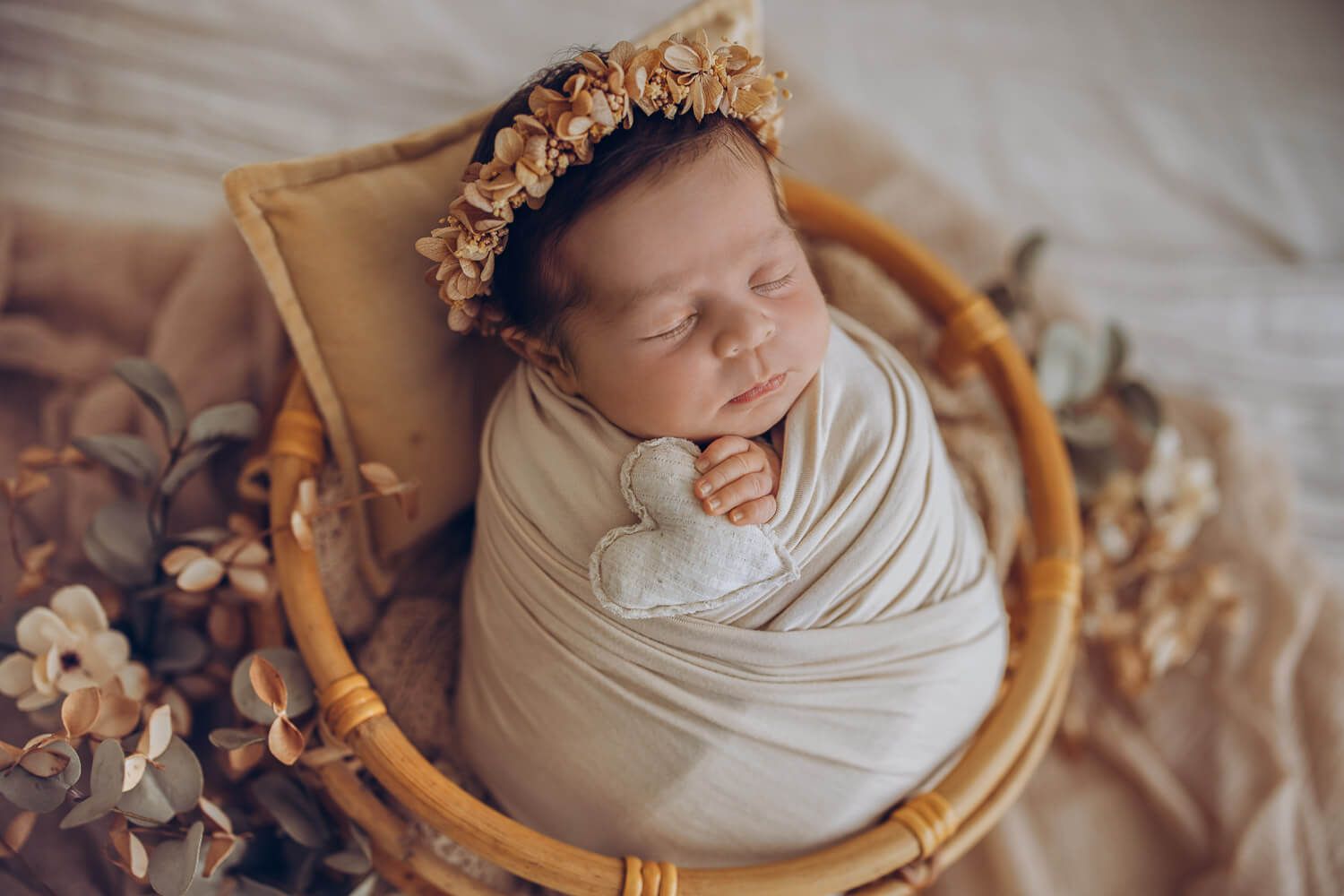 Schlafendes Neugeborenes im Körbchen im Fotostudio bei einem liebevollen Newborn Shooting in Hannover