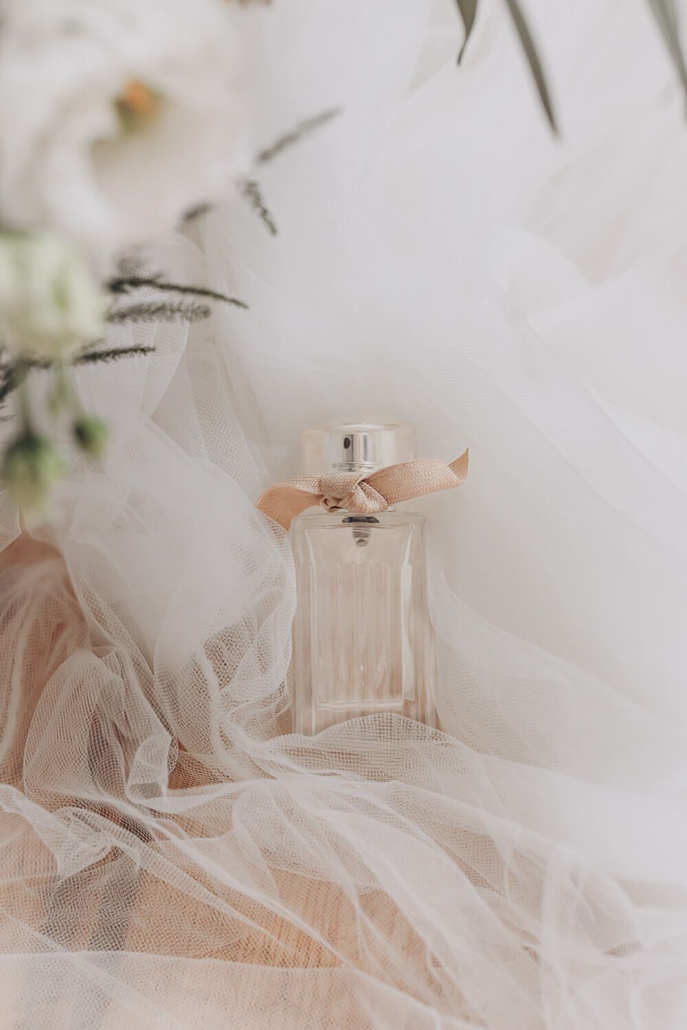 Stilvolle Detailaufnahme eines Parfums auf Tüllstoff als Hochzeitsaccessoire - Hochzeitsreportage in Braunschweig