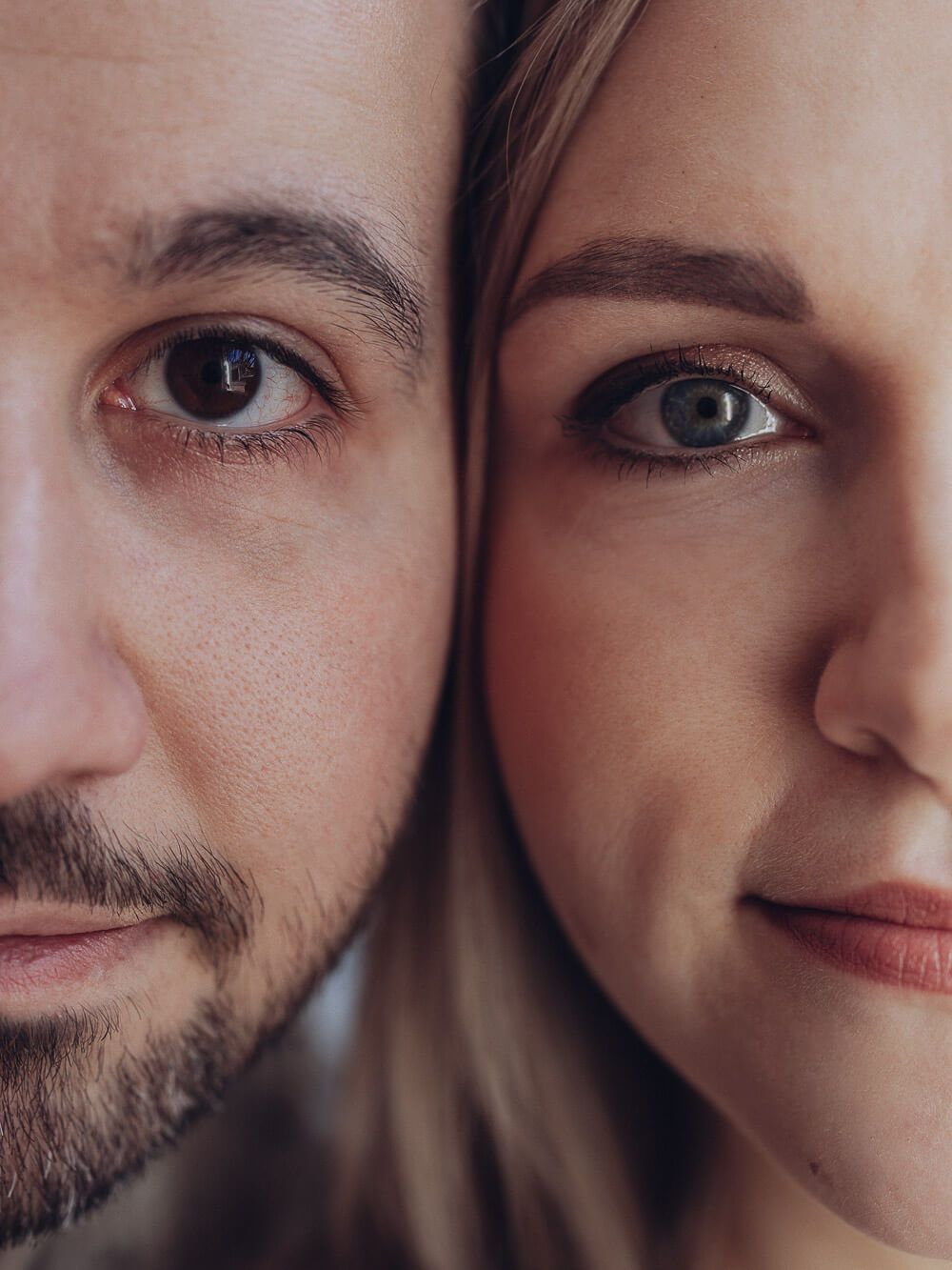 Detailaufnahme von einem Fotografenpaar mit Fokus auf Augen und Gesichtsausdruck in emotionaler Nähe