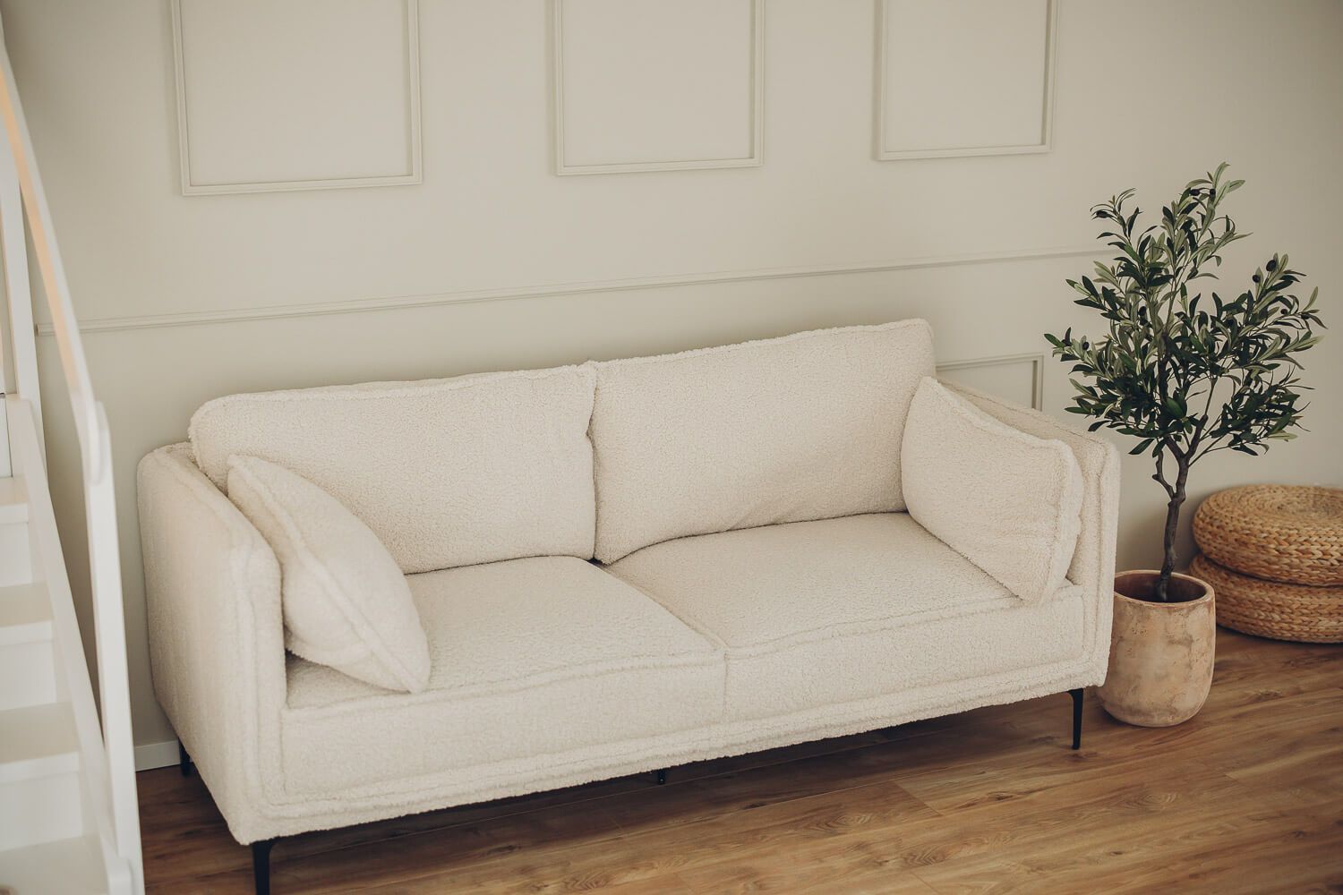 Sofa im Fotostudio Hannover, moderner Sitzbereich im Atelier für authentische Fotografie, Familienfotos, Paarfotos und Babybauchfotos