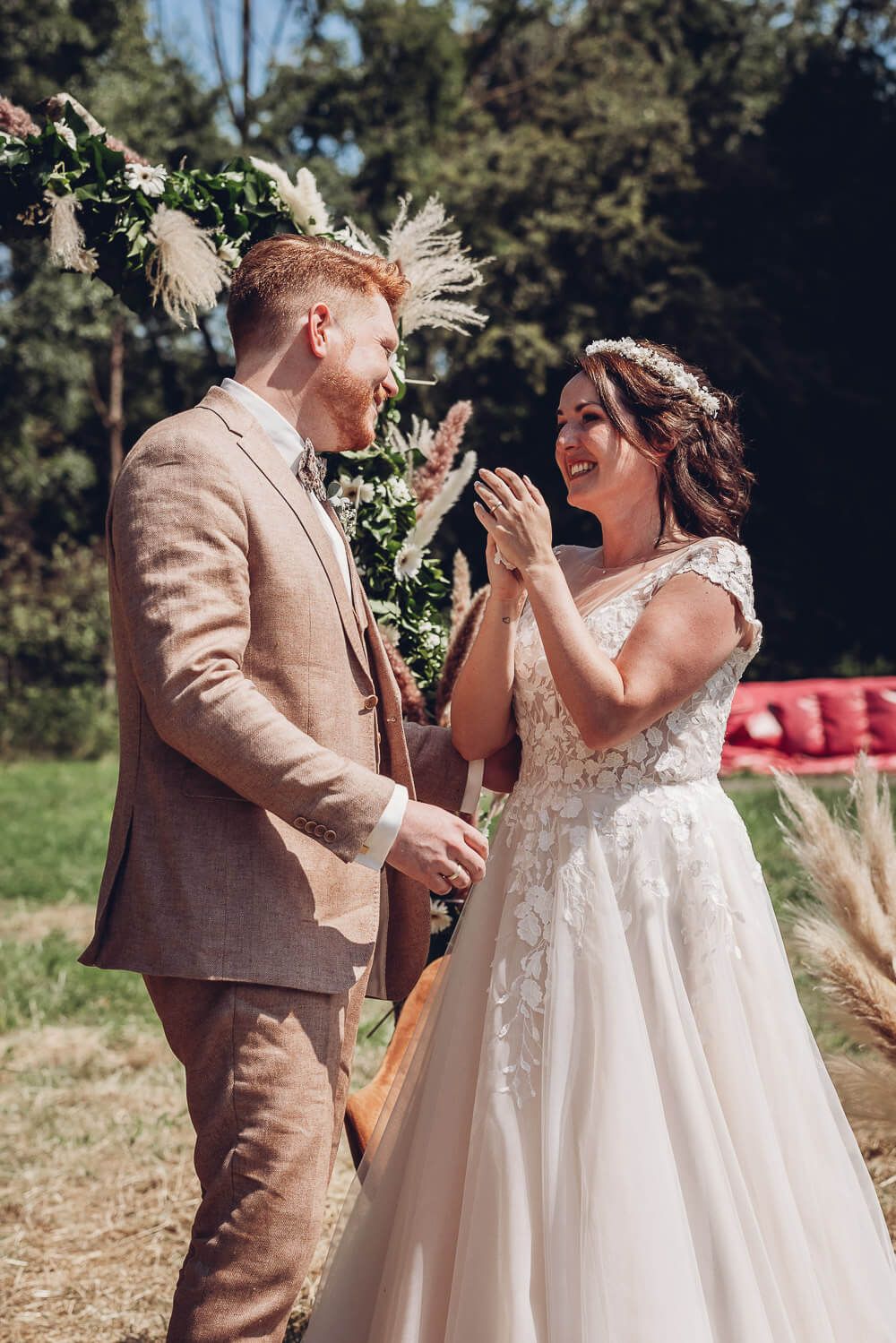 Emotionaler Moment des Brautpaares nach dem Ringtausch bei einer freien Trauung in Pattensen, fotografiert von einer Hochzeitsfotografin