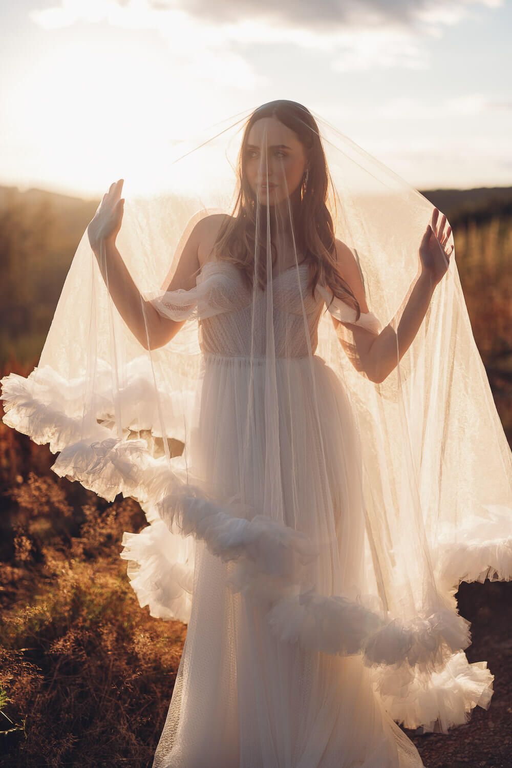 Elegantes Brautportrait mit transparentem Schleier und sanftem Gegenlicht bei einem stilvollen Hochzeitsshooting in Hameln und Hannover
