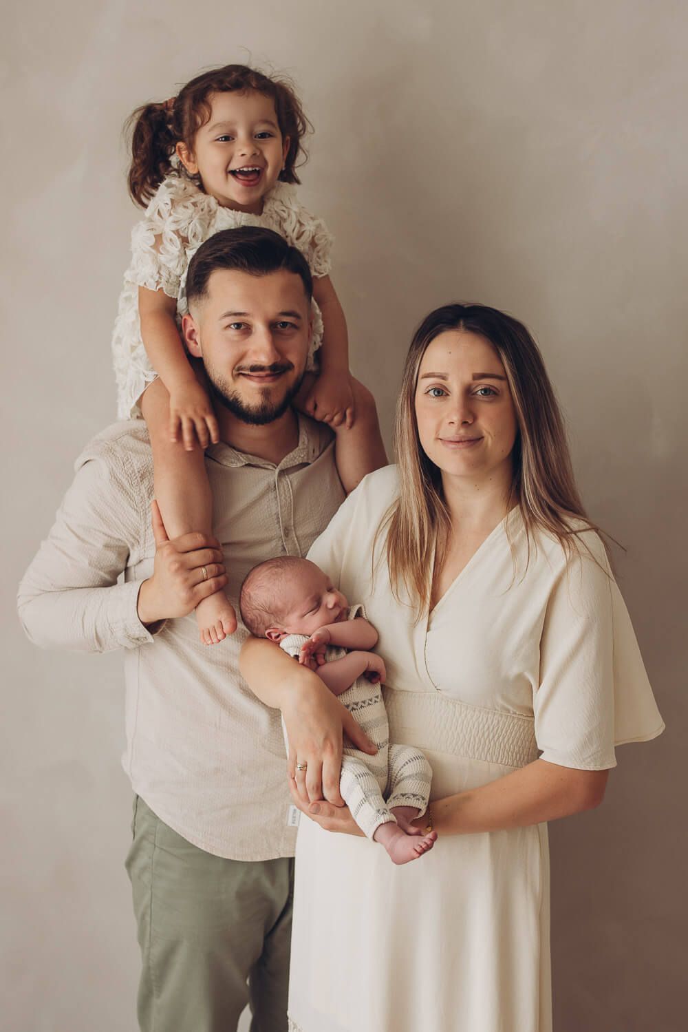 Familie mit Neugeborenem und Kleinkind bei einem stilvollen Familien Fotoshooting in Celle
