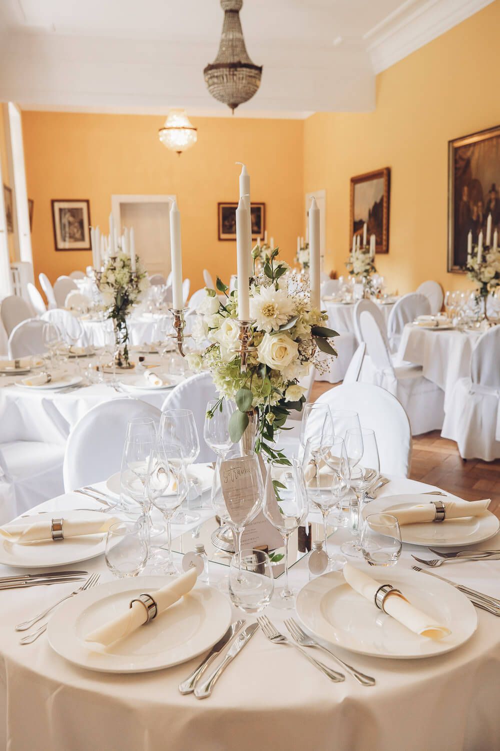 Festlich gedeckte Hochzeitstafel mit weißen Blumen, Kerzen und eleganter Tischdekoration, fotografiert von einer Fotografin in Gehrden
