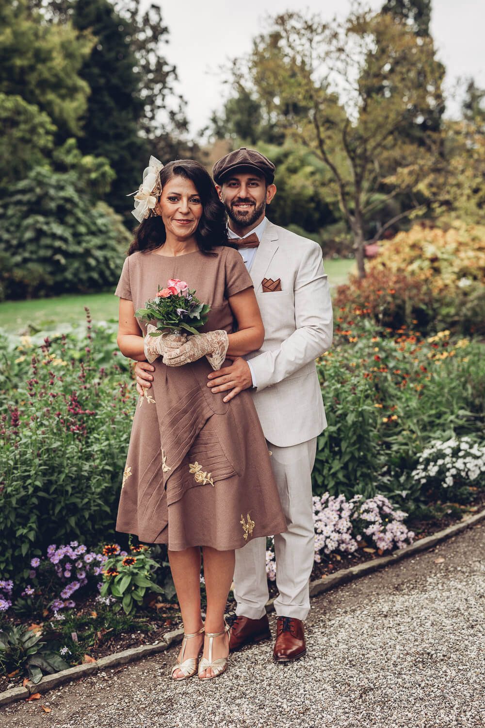 Elegantes Brautpaarportrait im blühenden Garten mit Vintage-Stil, aufgenommen von einem Hochzeitsfotografen in Hannover