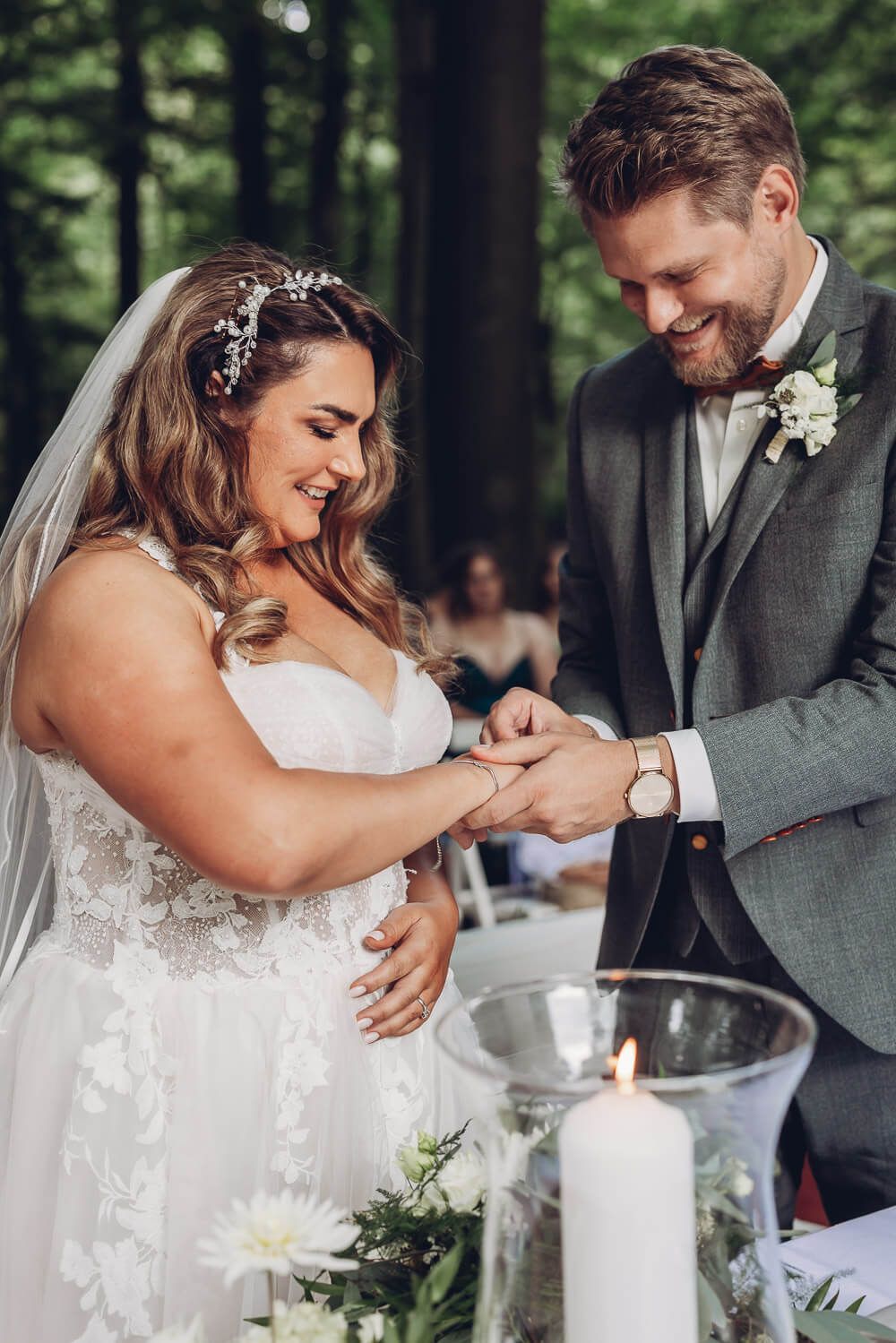 Emotionaler Ringtausch während der freien Trauung eines Brautpaares, fotografiert von einer Hochzeitsfotografin in Hannover