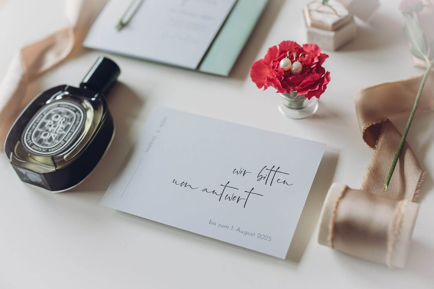 Feine Detailaufnahme einer Antwortkarte der Hochzeitspapeterie mit Parfum und Blumen bei einer Hochzeitsreportage nahe Hildesheim