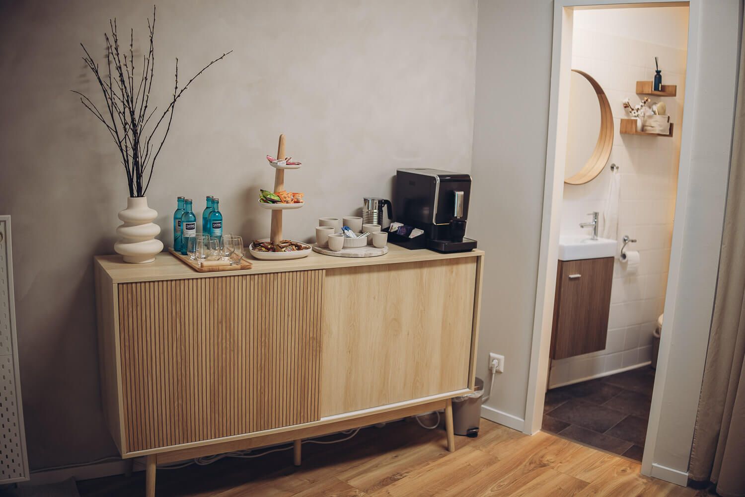 Kaffeebar und Getränkestation im Fotostudio Hannover, liebevoll eingerichtetes Atelier für entspannte Fotografie, Schwangerenfotos