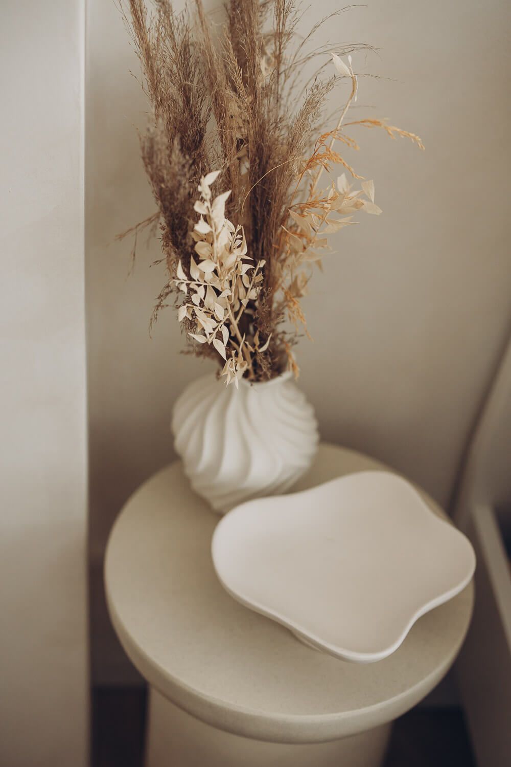 Trockenblumen mit Ablageschale im Fotostudio Hannover, liebevoll gestaltetes Atelier für ästhetische Fotografie, Schwangerenfotos