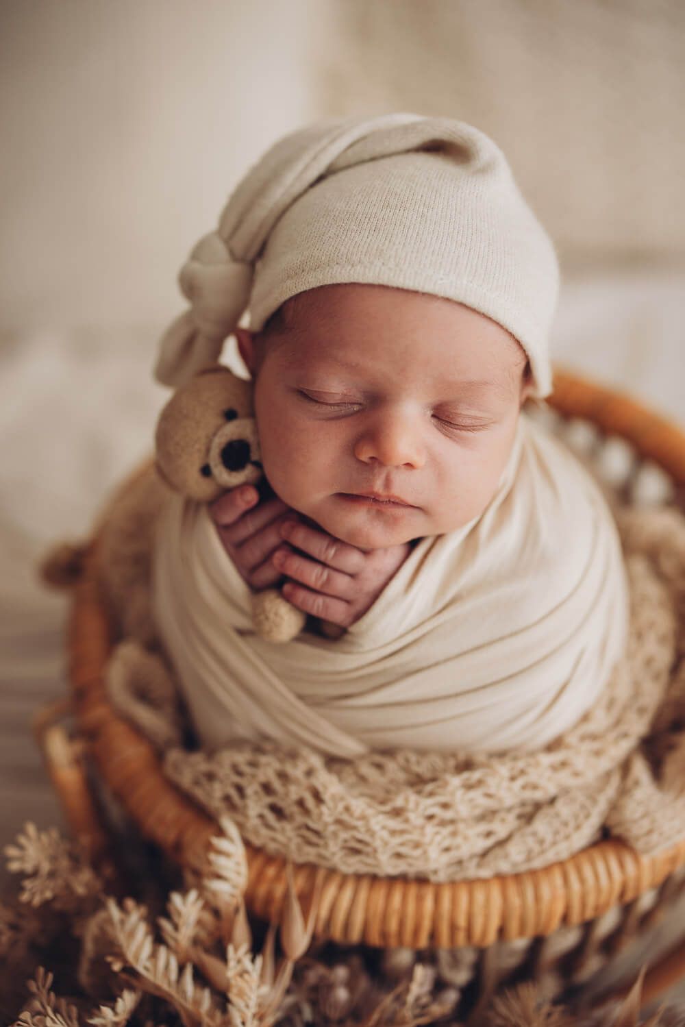 Schlafendes Neugeborenes mit Mützchen in ruhiger Pose bei einem natürlichen Newborn Shooting in Celle