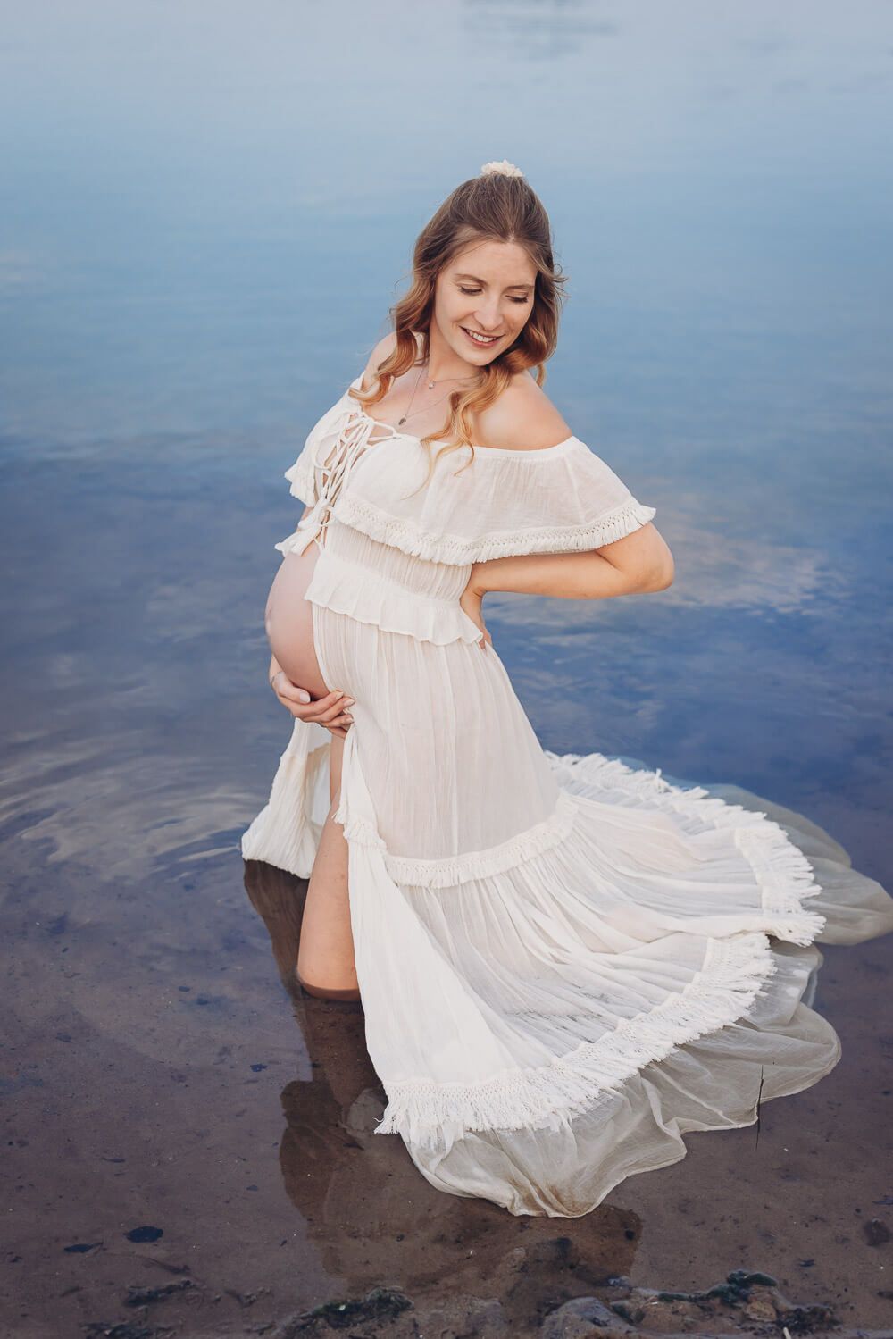 Elegantes Babybauch Fotoshooting Outdoor in der Wedemark – schwangere Frau steht im Wasser