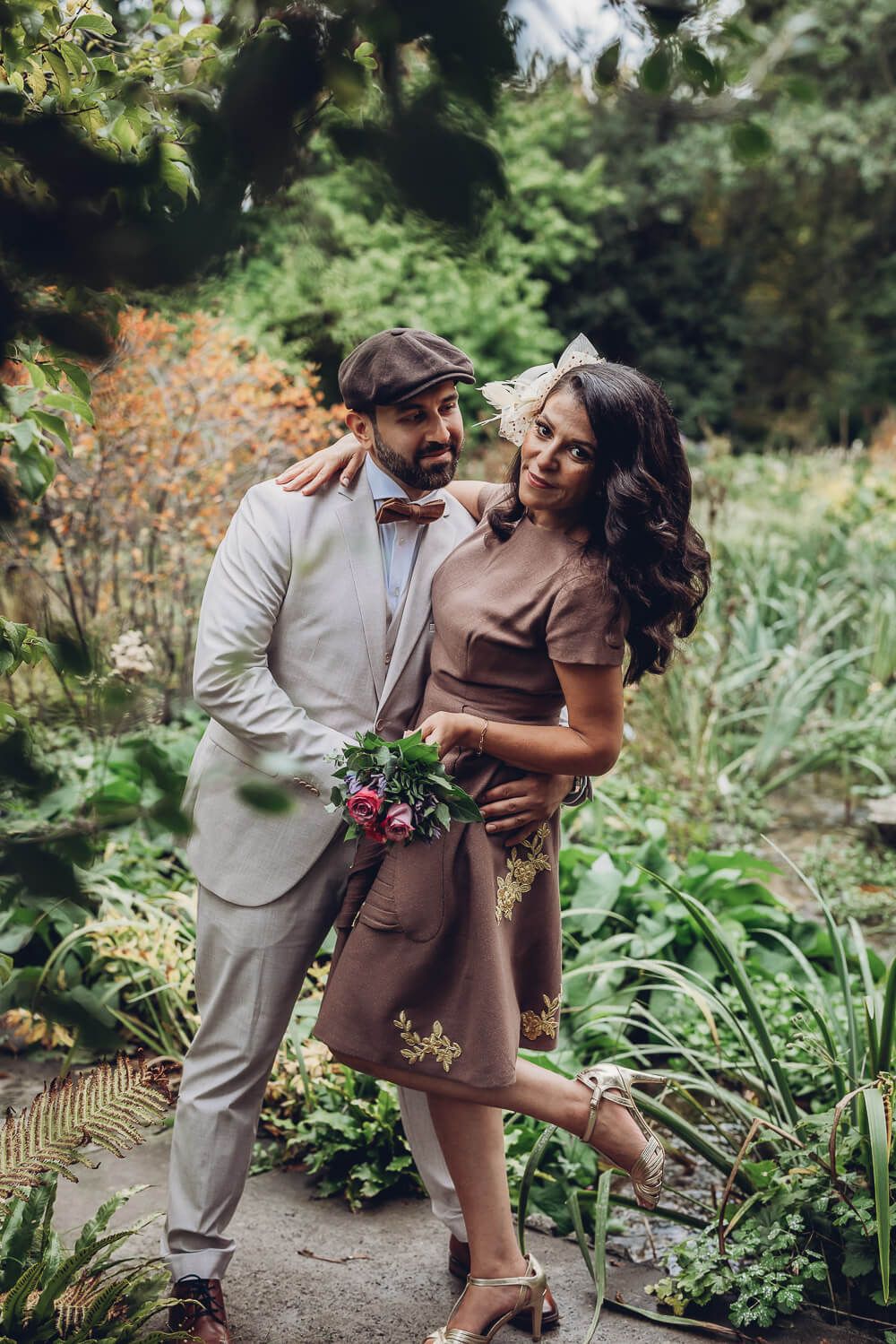 Elegantes Paarportrait in einer verwunschenen Gartenlandschaft, aufgenommen von einem Hochzeitsfotografen in Gehrden
