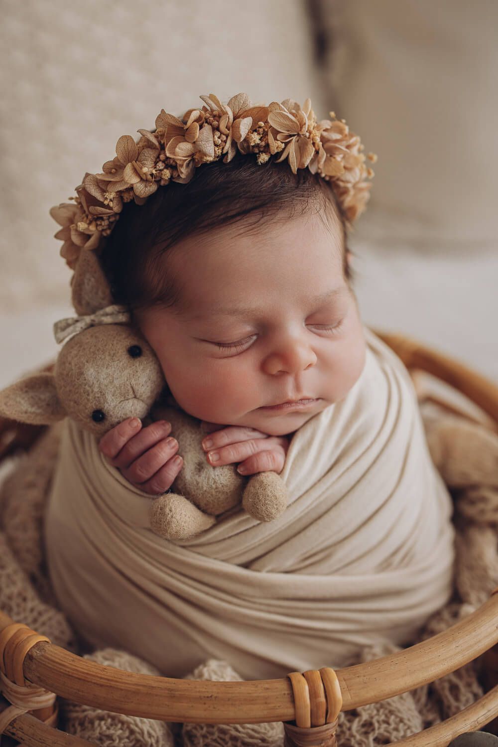 Detailaufnahme eines Neugeborenen mit Blumenkranz bei einem stilvollen Newborn Shooting in Wunstorf