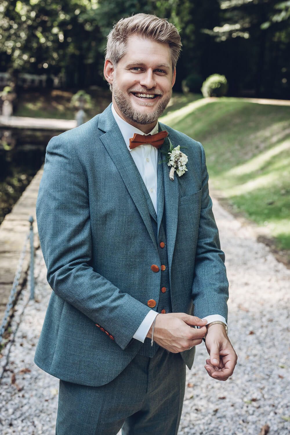 Portrait des Bräutigams im eleganten Hochzeitsanzug während des Paarshootings, fotografiert von einem Hochzeitsfotografen in Hannover