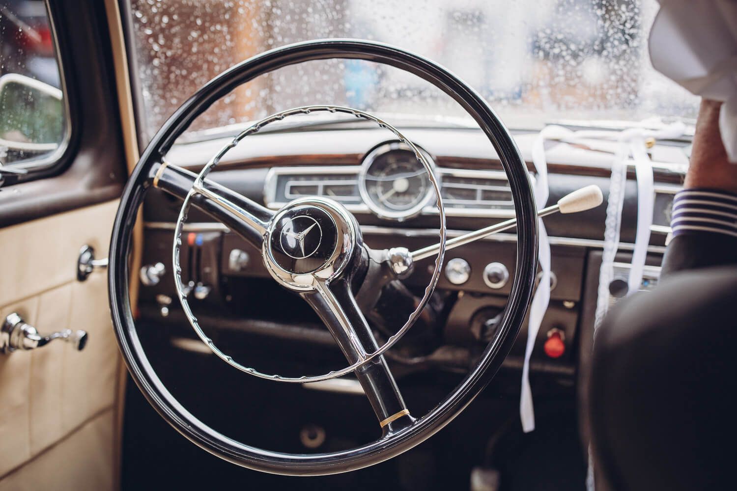 Detailaufnahme vom Lenkrad eines Oldtimers bei einer Hochzeit in Hannover