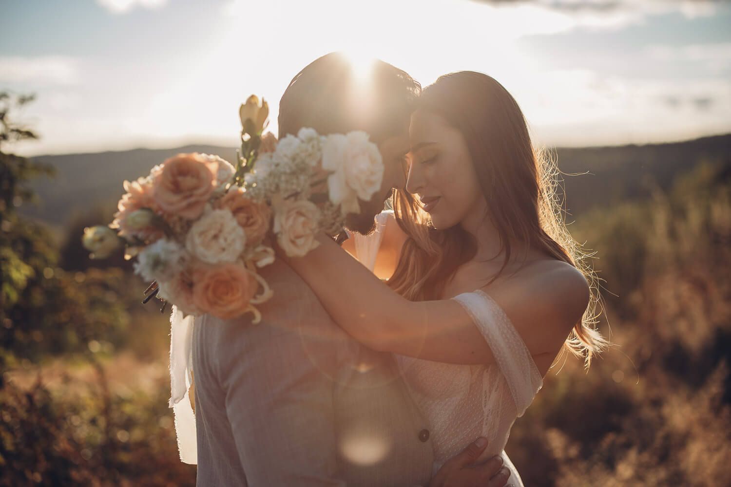 Brautpaar umarmt sich innig bei Sonnenuntergang während Hochzeitsfotoshooting - Hochzeitsfotografie Hannover, Braunschweig, Hildesheim