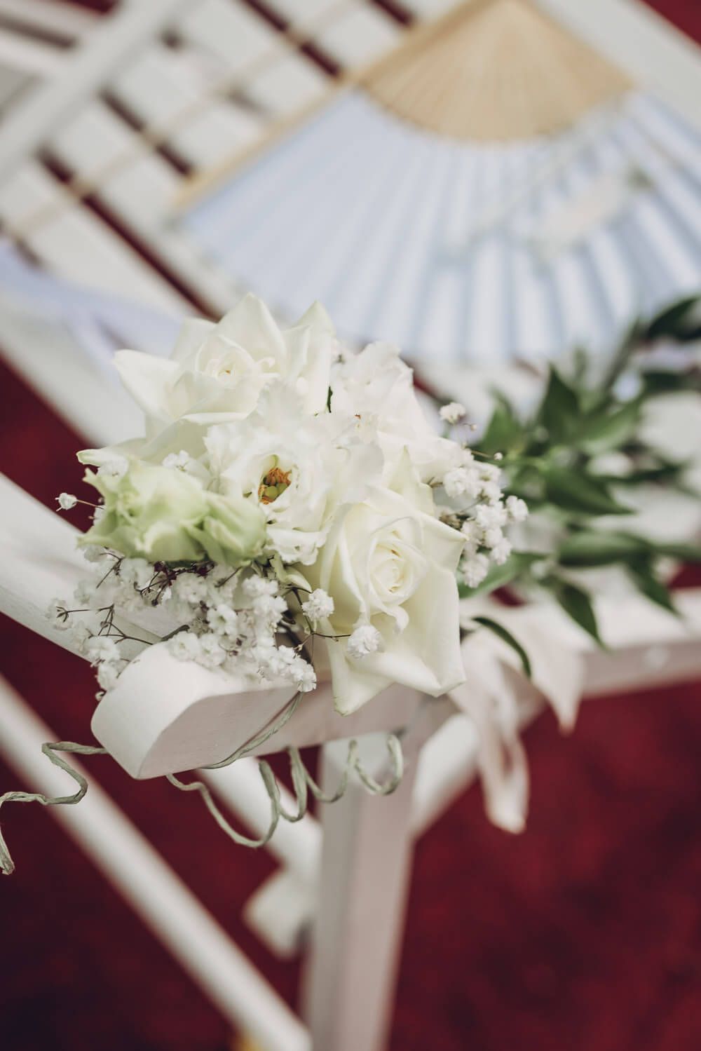 Feine weiße Blumendekoration für eine elegante freie Trauung bei Hannover - Hochzeitsfotograf Barsinghausen