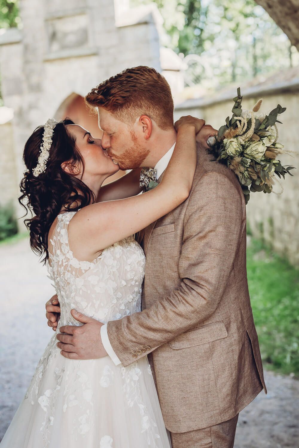 Inniger Kuss des Brautpaares bei einem emotionalen Hochzeitsportrait in Hannover - Hochzeitsfotograf aus Celle