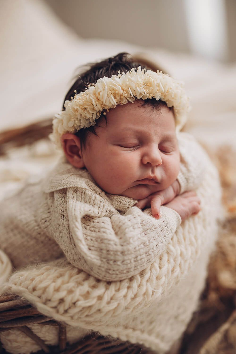 Neugeborenen Fotoshooting in Hannover – schlafendes Baby mit Blumenkranz in gemütlicher Boho Atmosphäre
