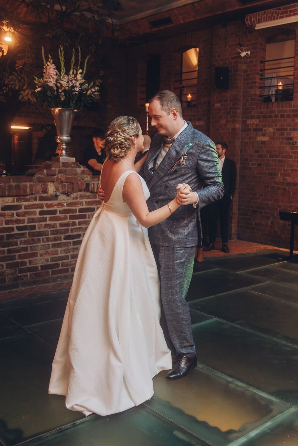 Brautpaar tanzt innig beim Hochzeitstanz in stimmungsvoller Feierlocation, festgehalten in einer emotionalen Hochzeitsreportage aus Hannover