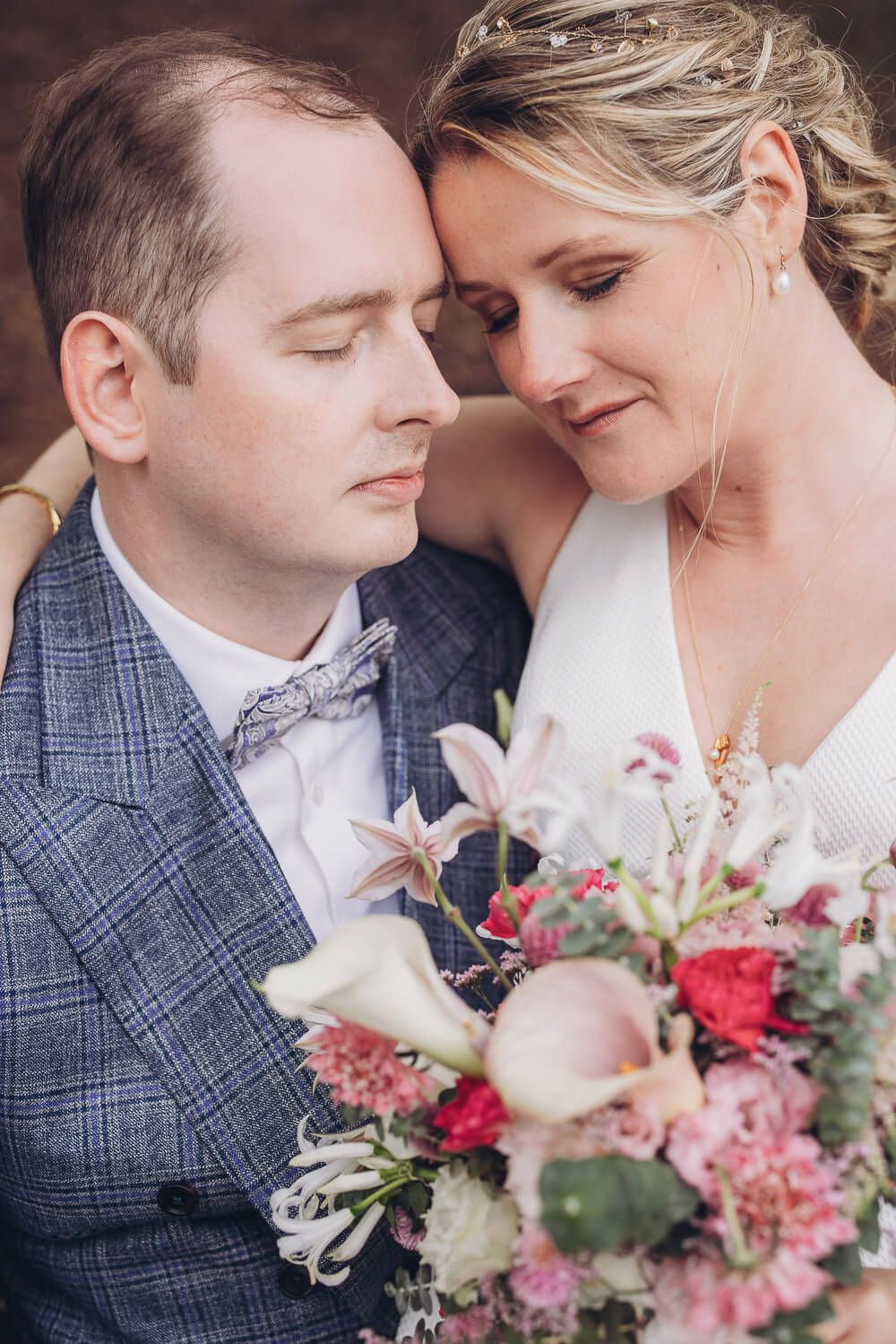 Close-up eines Brautpaars mit geschlossenen Augen und Brautstrauß bei einer Hochzeit in Hannover
