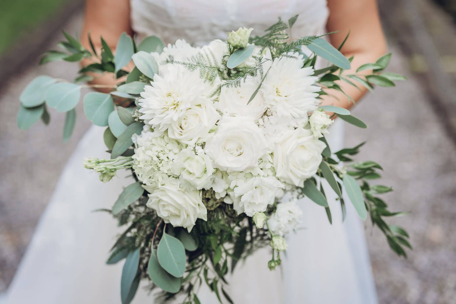Braut hält ihren Brautstrauss und die Fotografin macht ein Foto davon - Hochzeitsfotograf aus Hannover