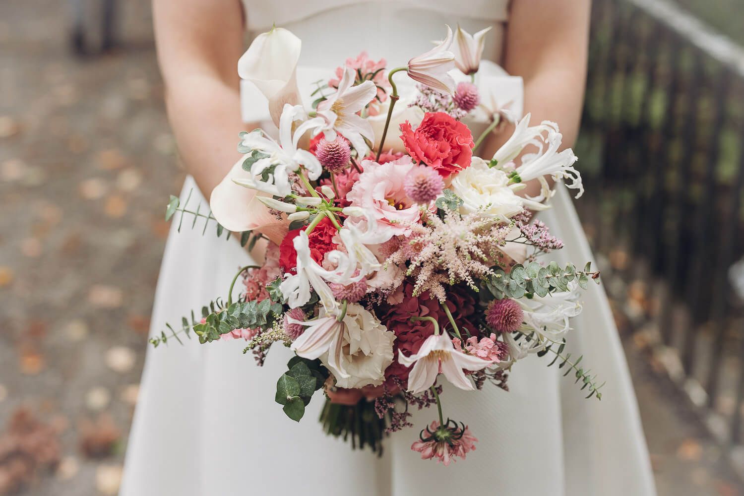 Detailfoto eines üppigen Brautstraußes in Rosa, Weiß und Rot, fotografiert während einer Hochzeit in Hameln