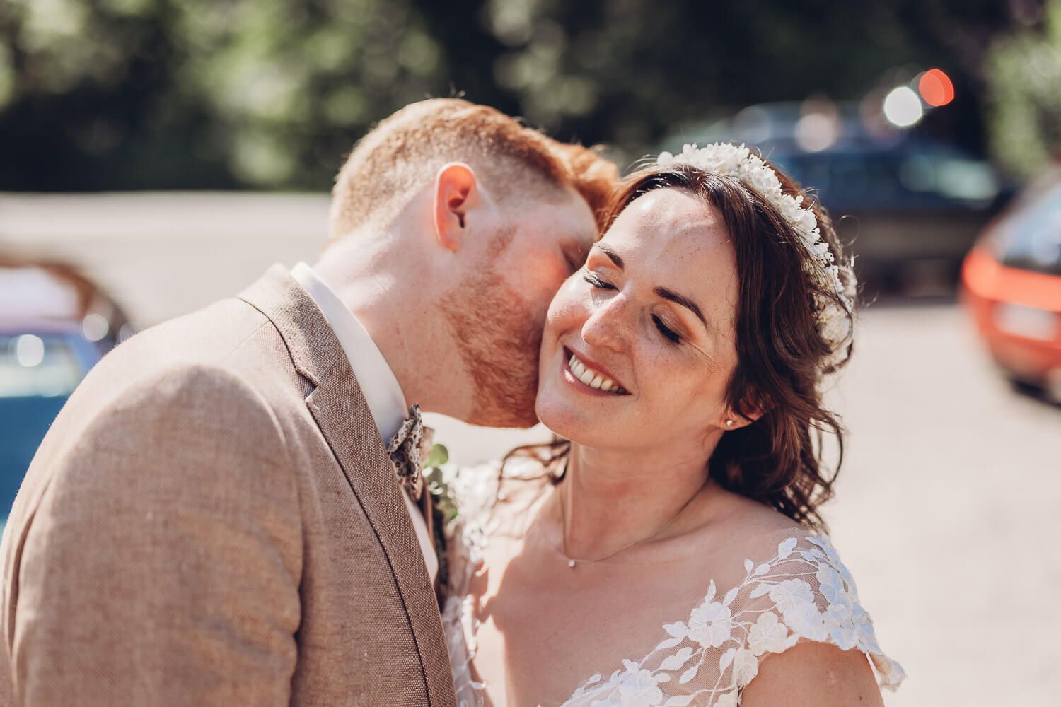 Romantisches Nahportrait des Brautpaares im warmen Sonnenlicht bei seiner Hochzeit in Pattensen - Hochzeitsfotografin aus Celle