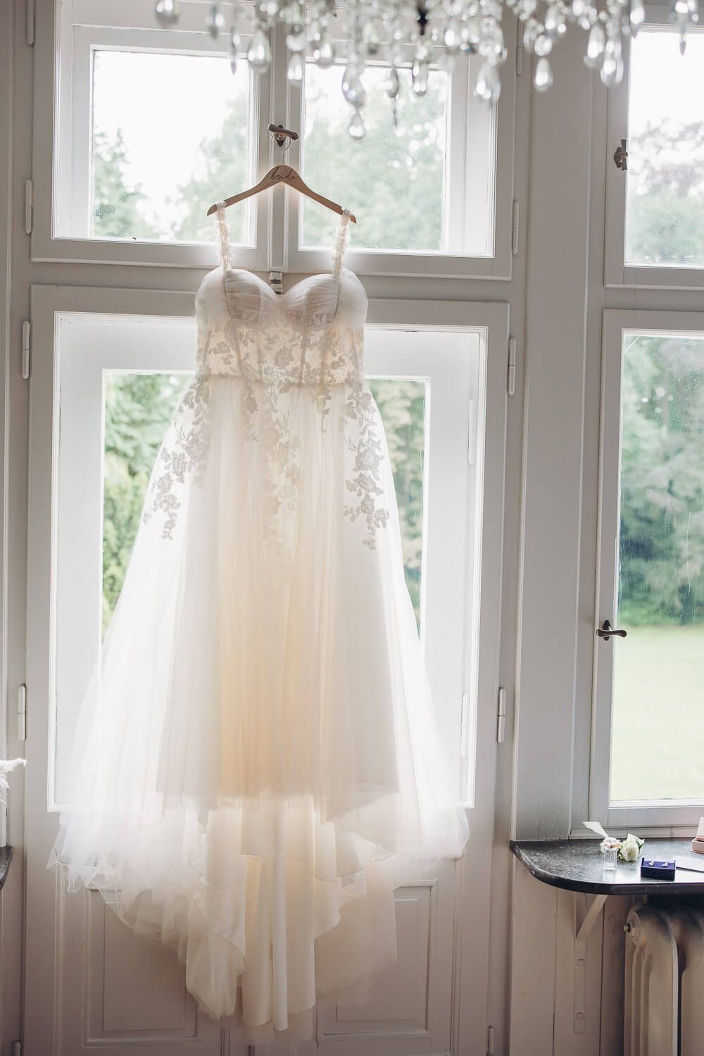 Lichtdurchflutetes Brautkleid am Fenster als stilvolles Detail einer Hochzeitsreportage in Hannover - Hochzeitsfotograf Braunschweig