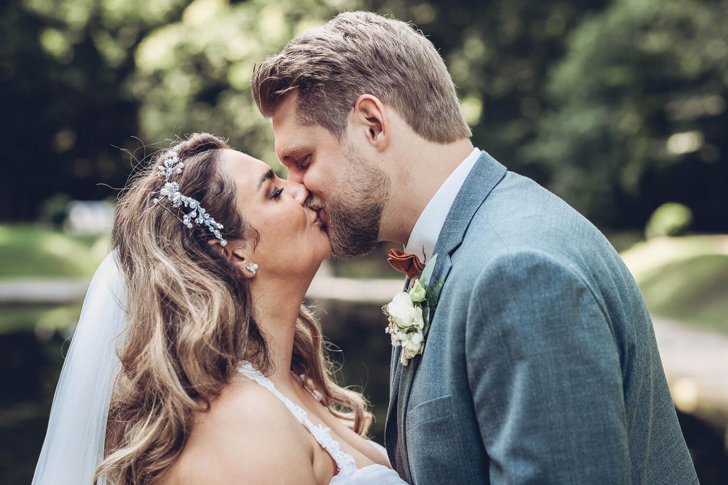 Zärtlicher Kuss des Brautpaares bei einem natürlichen Hochzeitsshooting, aufgenommen von einem Hochzeitsfotografen in Hannover