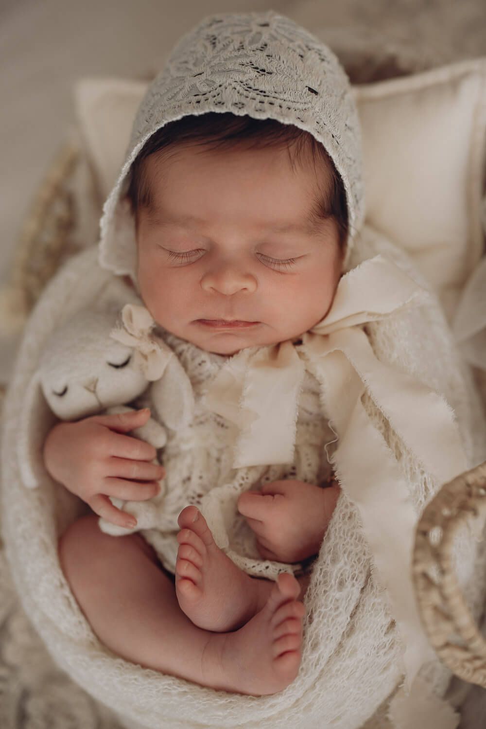 Schlafendes Baby mit Strickmütze und Kuscheltier bei einem liebevollen Newborn Shooting in Garbsen